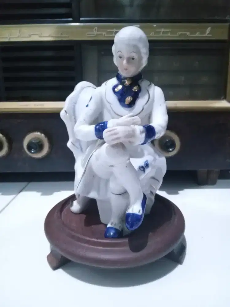 Patung keramik bangsawan eropa klasik koleksi antik vintage jadul rare