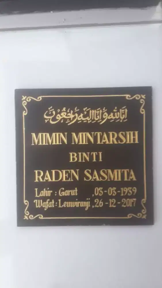 Plakatan Nisan/Lempengan Nisan