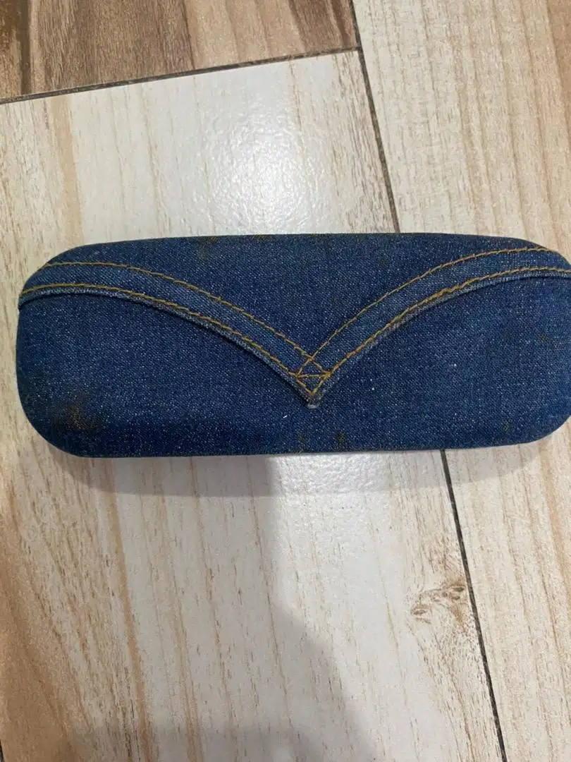 Tempat kacamata levis original