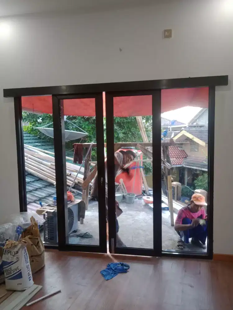 Kusen partisi almunium dan kaca