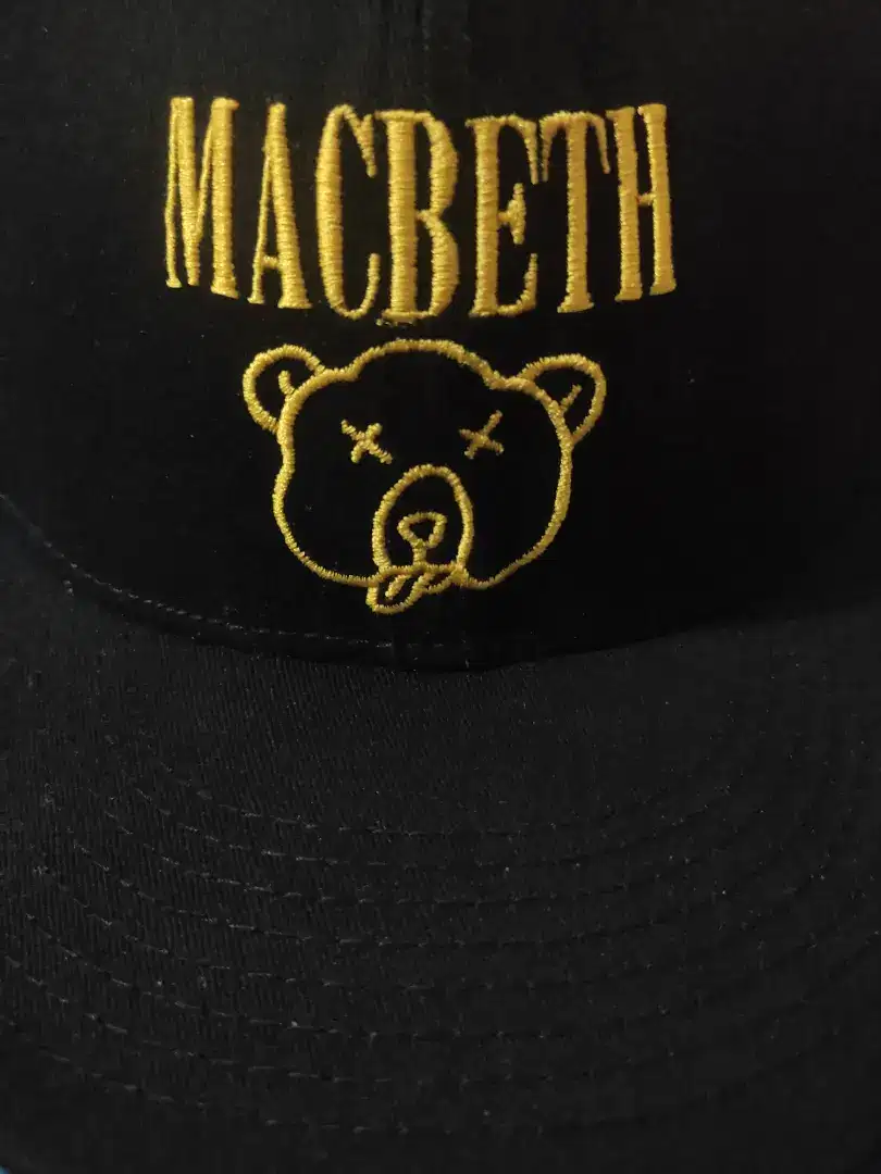 Macbeth topi hitam