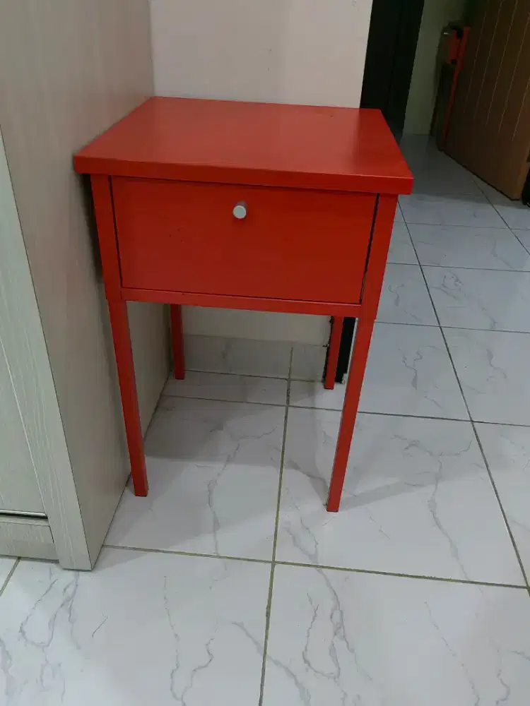 Nakas meja warna merah