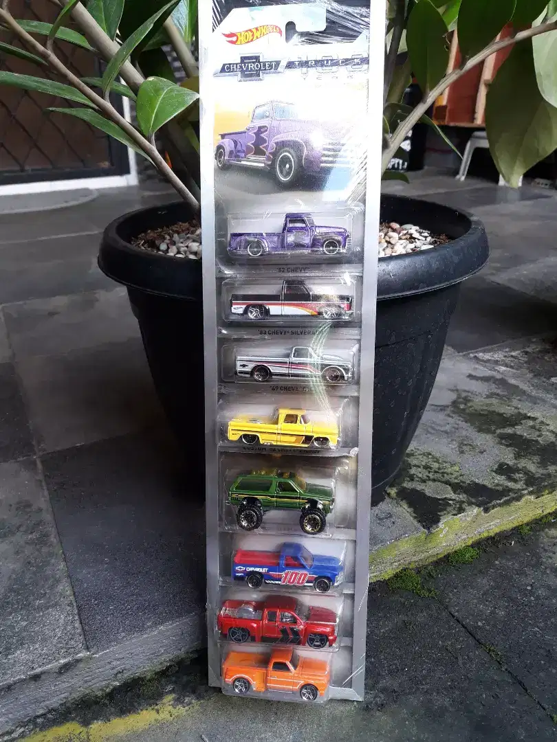 Die cast Hot Wheels 1-8 edisi chevrolet truck 100 years