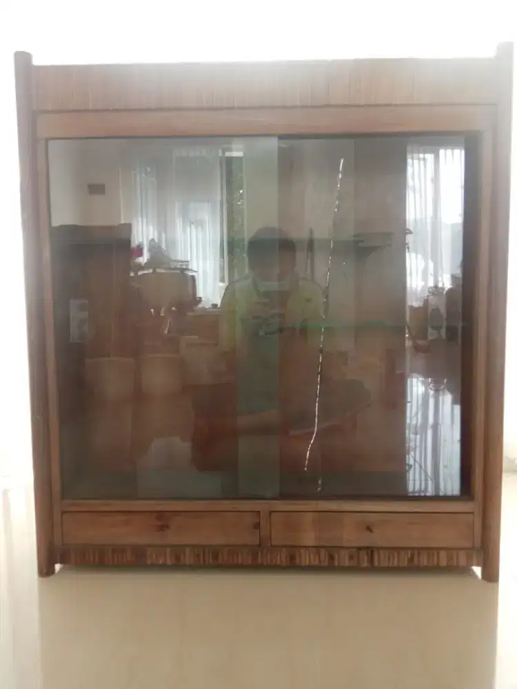 lemari dinding antik