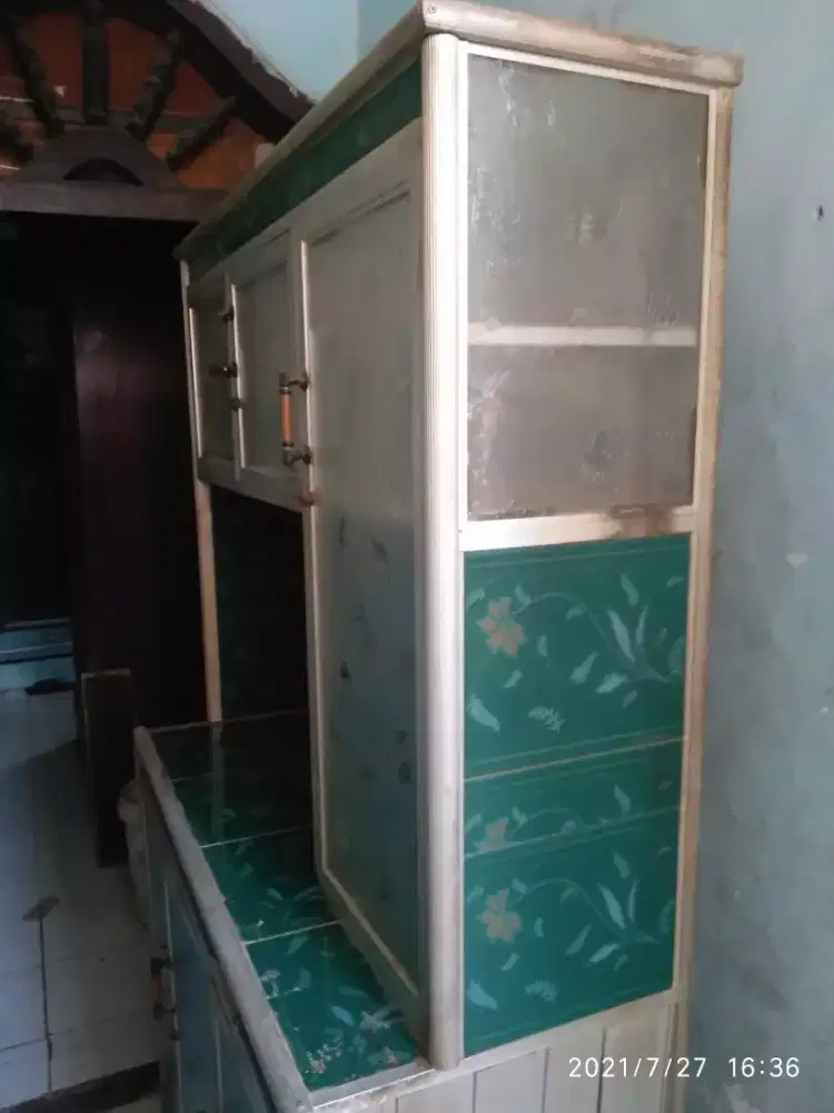 Dijual murah 2 Buah Lemari piring.