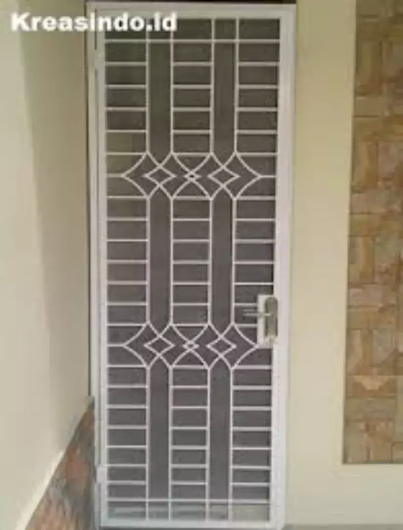 Pintu teralis kasa nyamuk bermotif