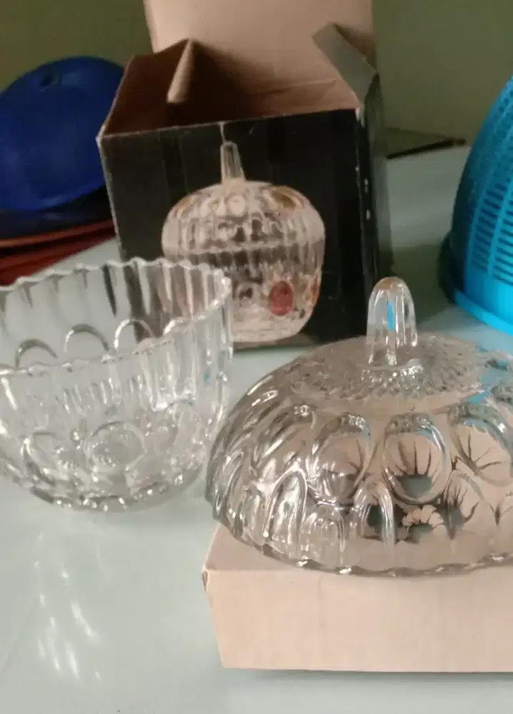 Toples kristal berikut tutup