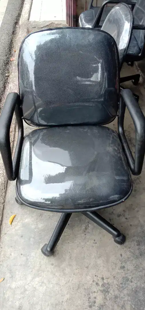 Saya jual beli dan servis kursi bekas kantor