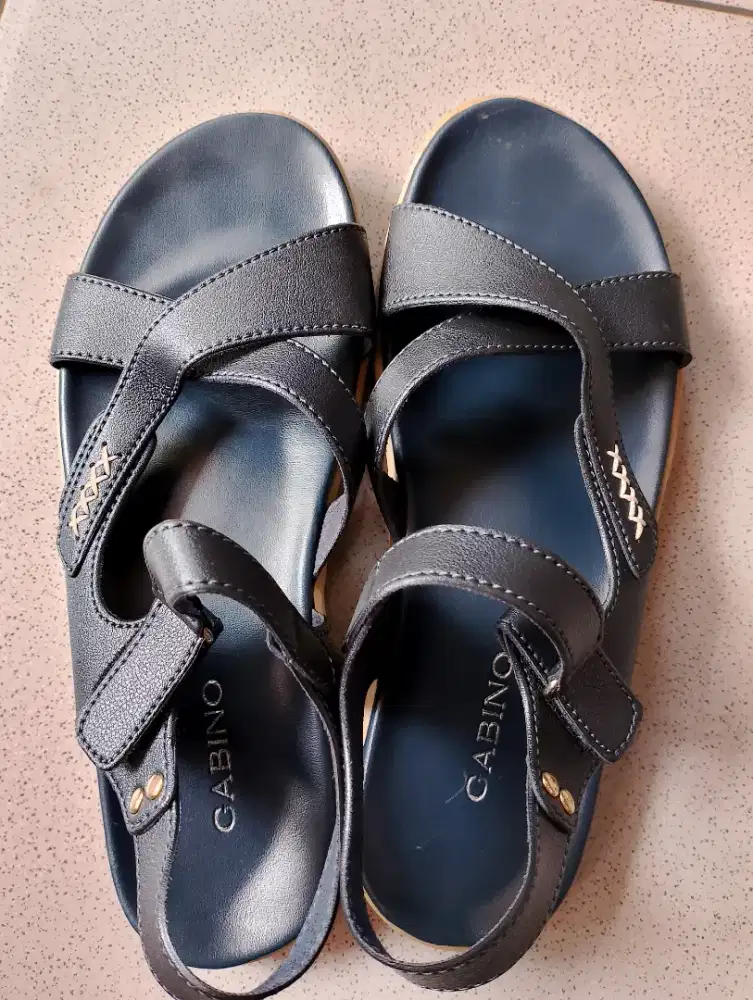 Sepatu sandal wanita