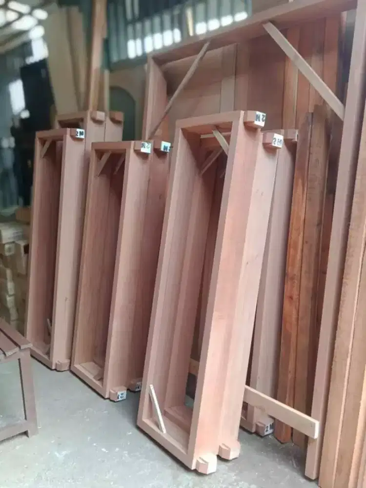 Kusen jendela kayu solid