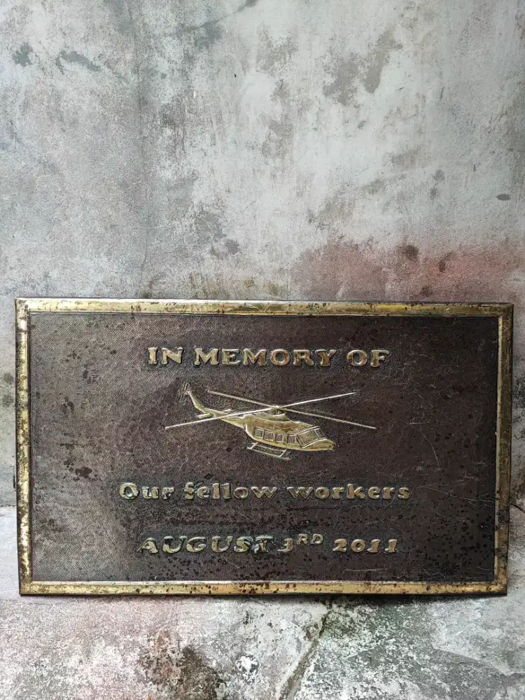 Plakat Plat Kuningan Timbul Antik Mengenang Kecelakaan Helicopter 2011