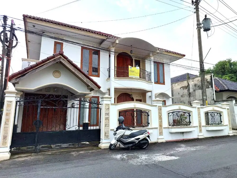 Rumah Mewah di Tepi Jalan Kalimantan dekat Kampus UGM