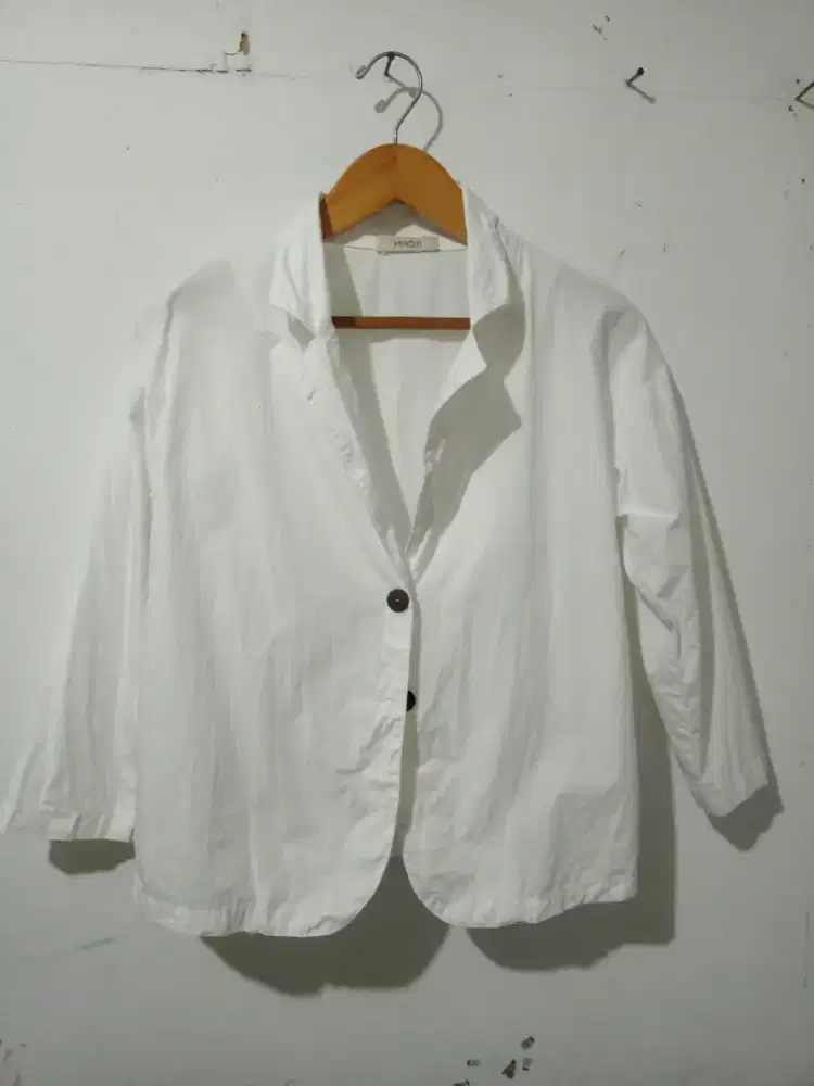 Blazer putih MIROIR