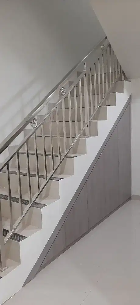 Lemari bawah tangga murah