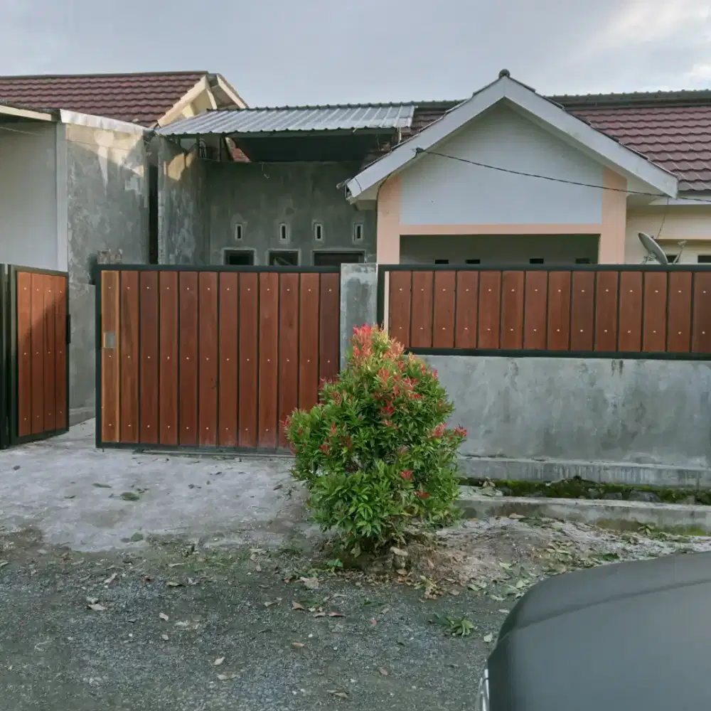 Pagar besi kombinasi kayu ulin