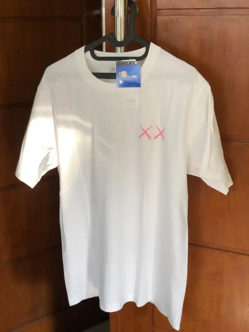 Tshirt Kaws X Uniqlo 2023 Release “What Party” White Pink