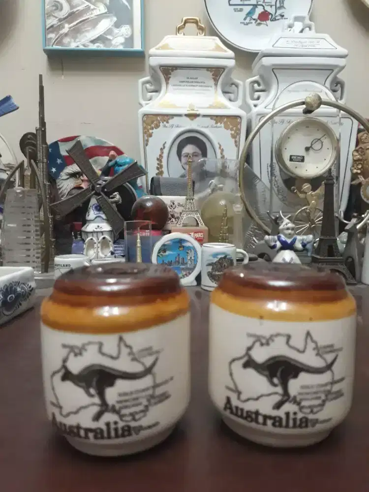 Antik vintage sepasang keramik tempat lada dan garam australia
