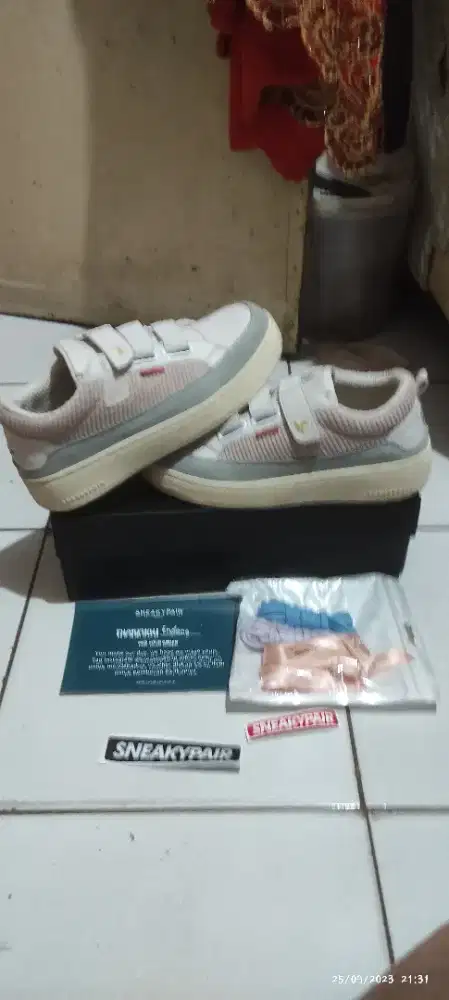 Sneakypair Daisy Series.