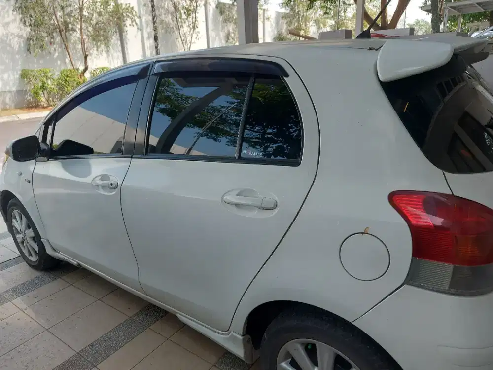 kaca film mobil hitam dan silver 40% 60% dan 80%