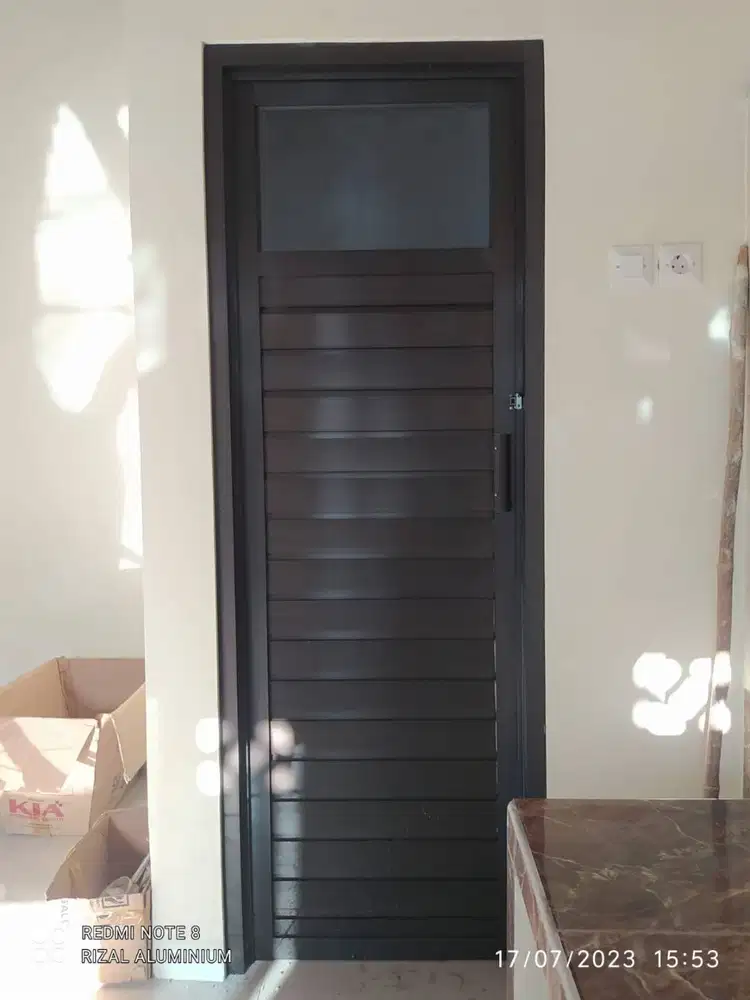 Pintu kamar mandi