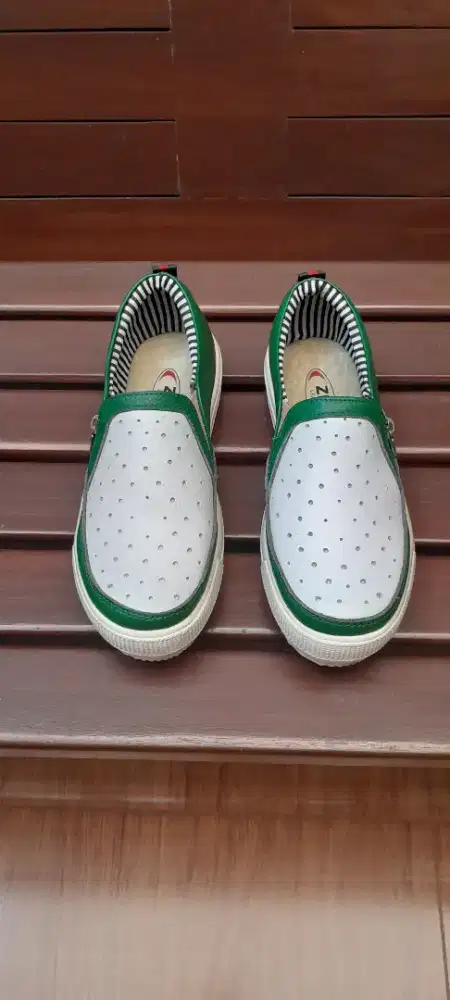 Sepatu putih hijau