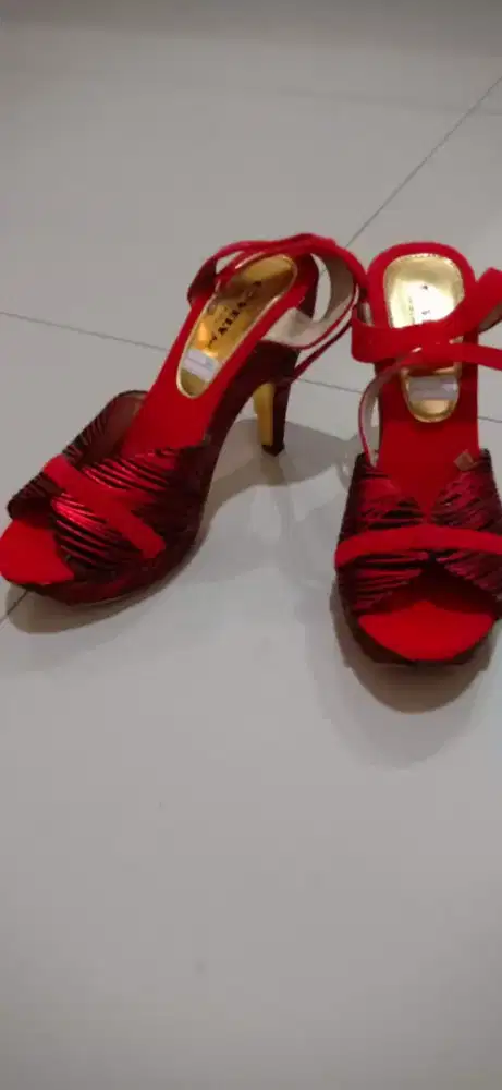 sepatu hills merah