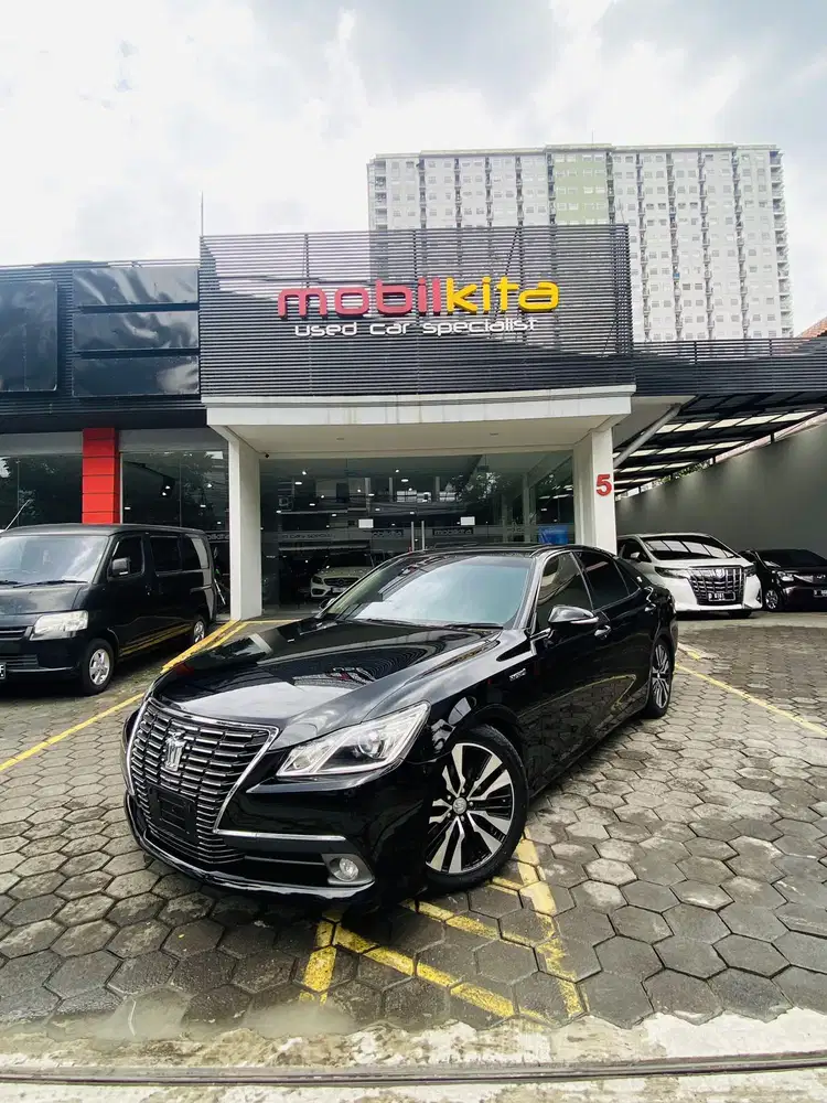 Toyota Crown Royal Saloon Hybrid Nik 2013