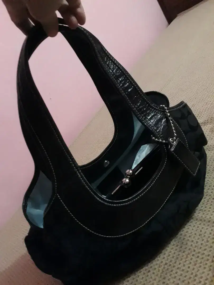 Dijual cepat tas merk C, warna hitam bahan kanvas dan kulit