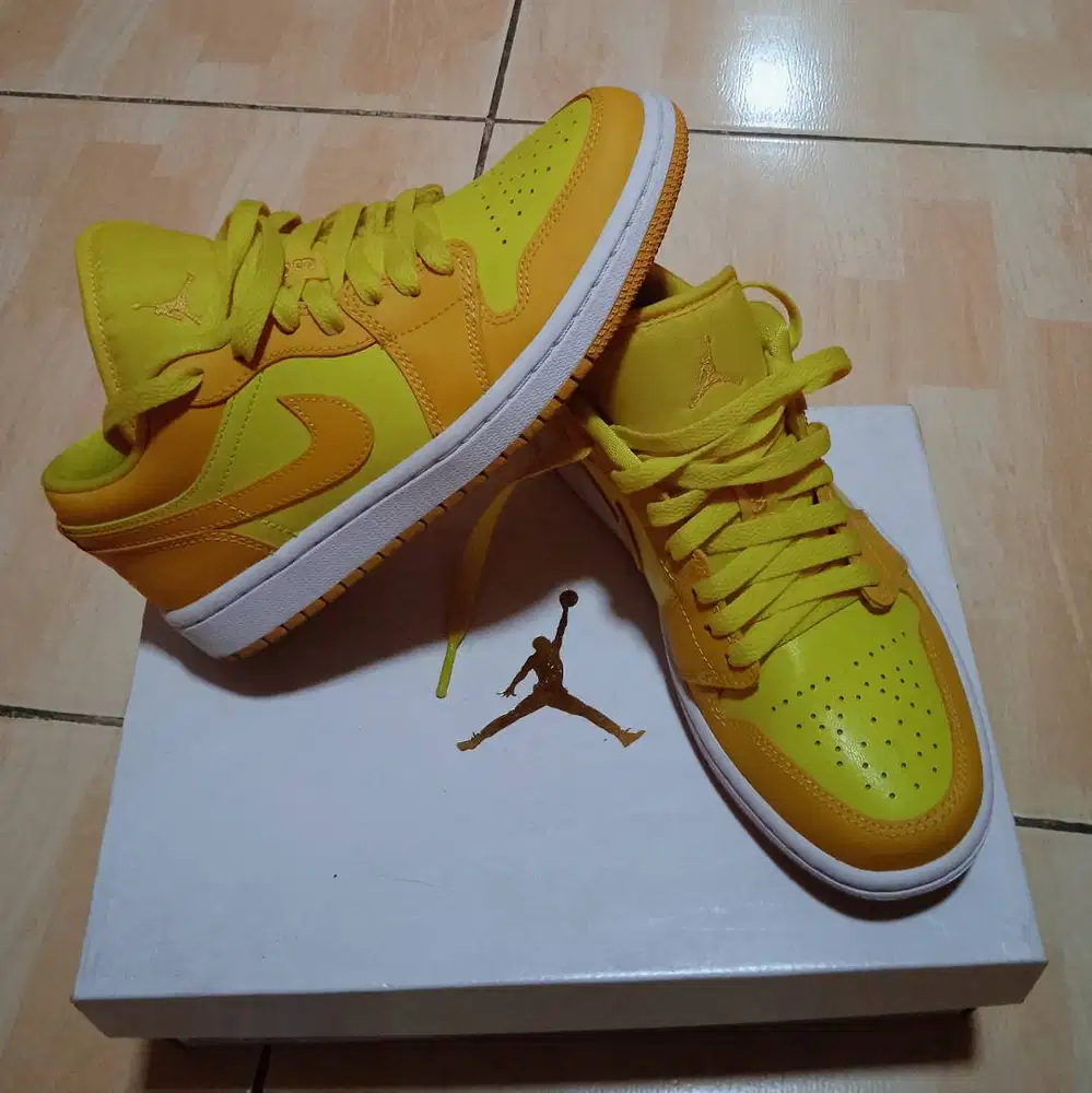 Sepatu Nike Air Jordan 1 low. Yellow