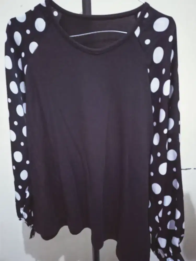 Kaos hitam polkadot