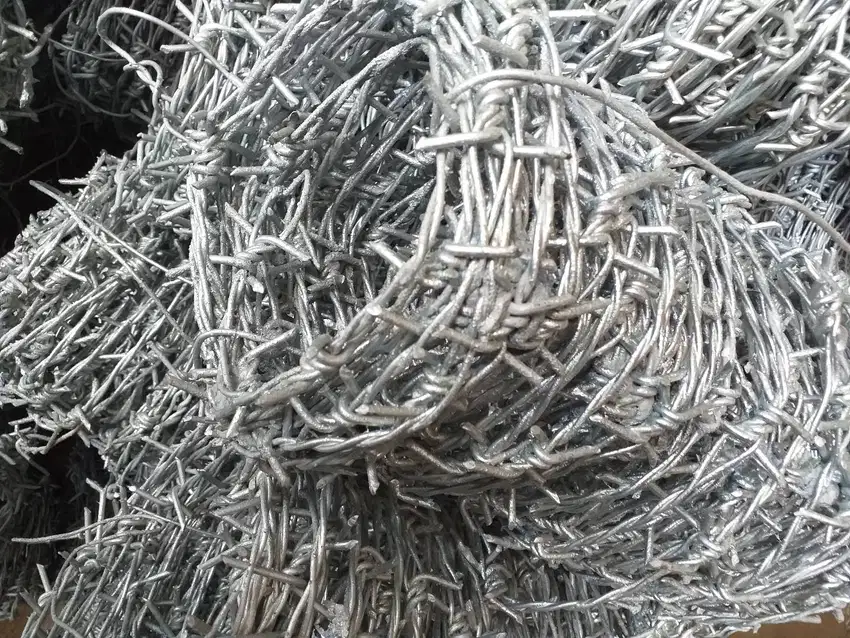 Kawat duri pengaman (barbed wire)
