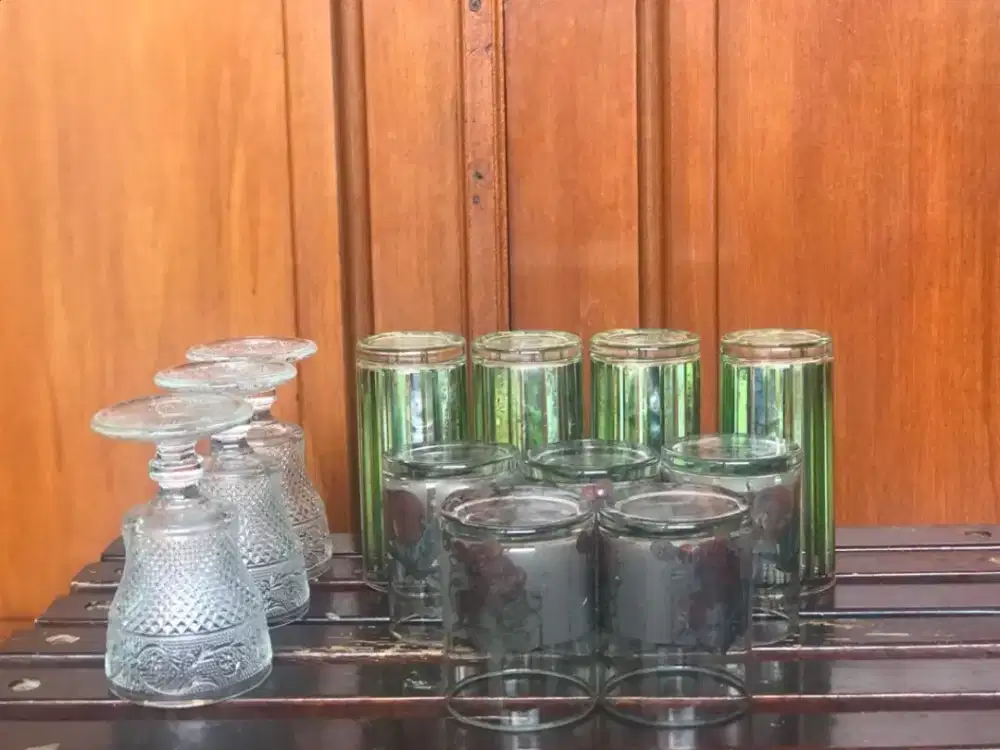 Satu set gelas Kaca