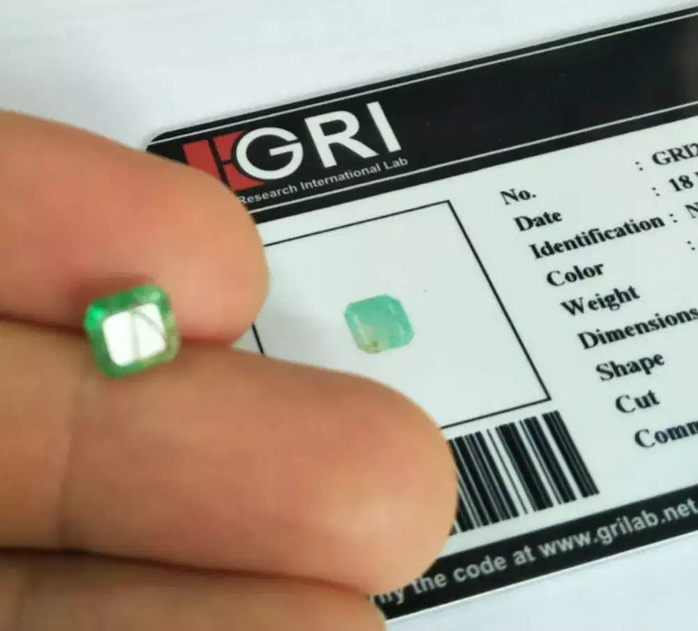 Natural 0,78 carat bright green emerald colombian