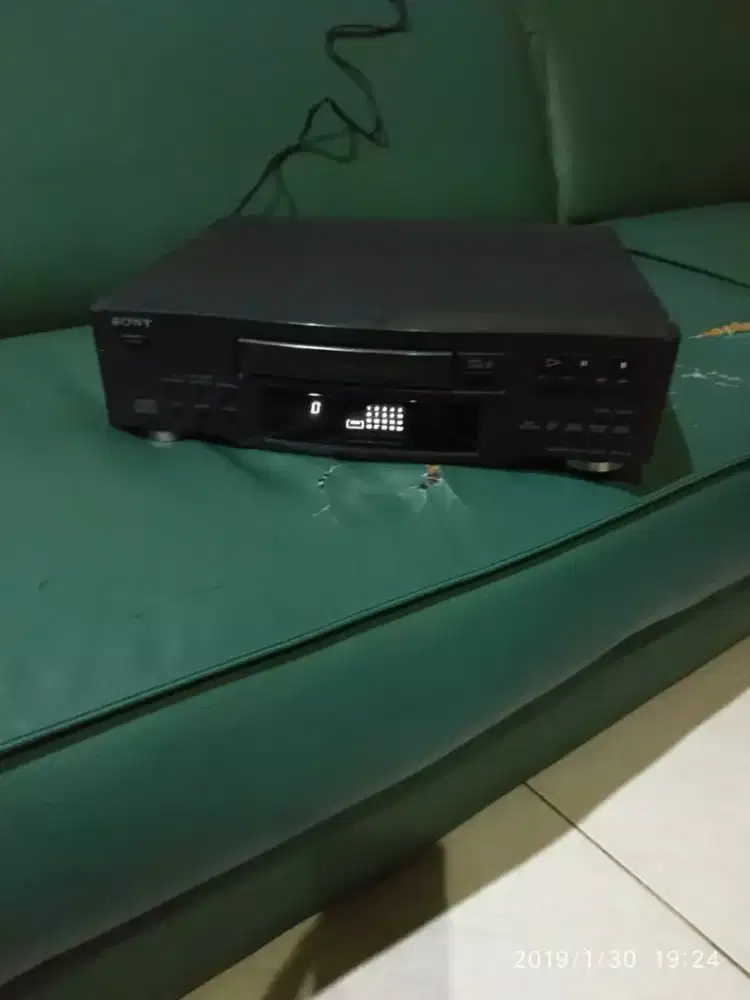 SONY type CDP-M33.