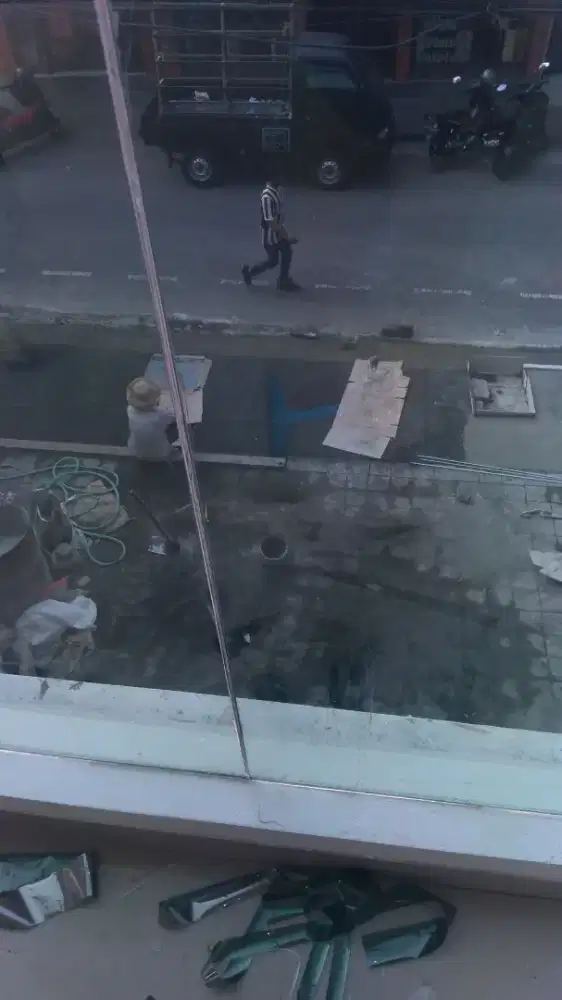 Atap kaca lapisi Stiker Sanblas atau kaca film