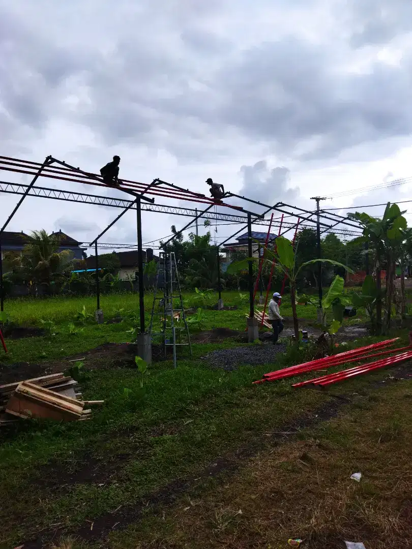 Mengerjakan konstruksi gudangan