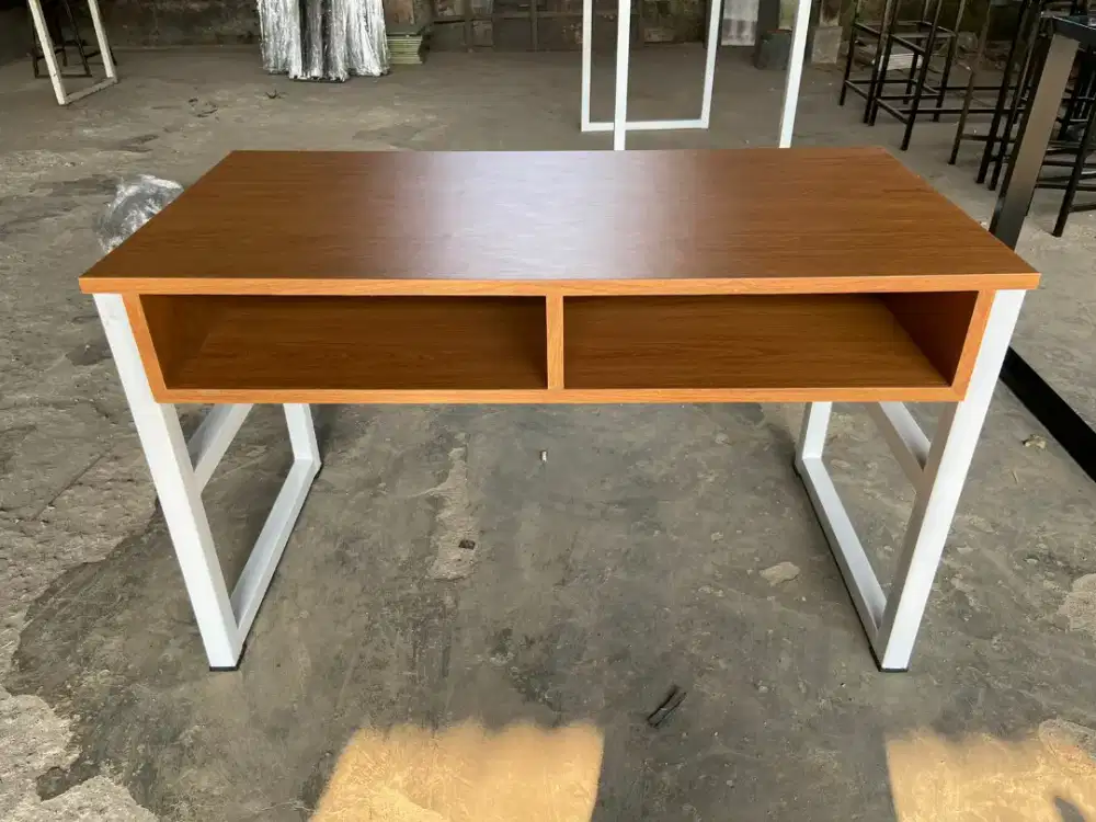 Meja kerja Laci / meja belajar