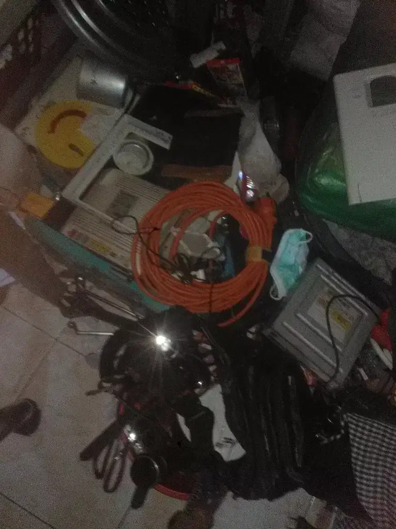 Kami membeli rosok komputer dan logam