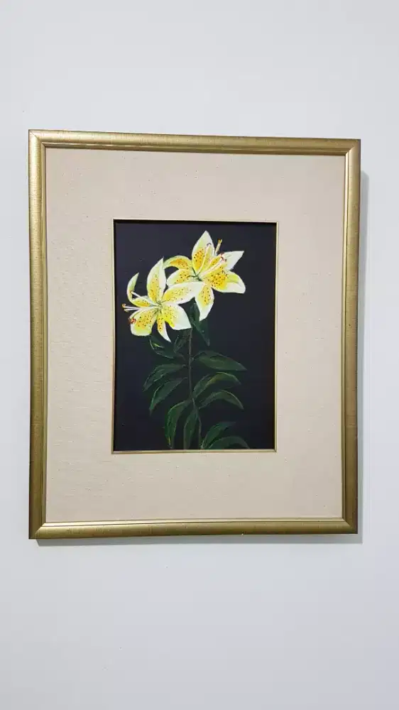 Lukisan hand painting bunga lily dengan bingkai emas