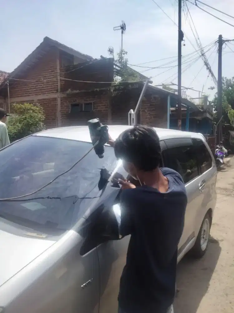 teknisi bongkar pasang kaca film mobil