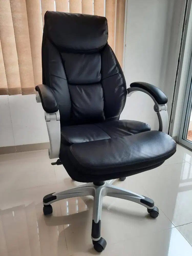 Urban Managerial Chair