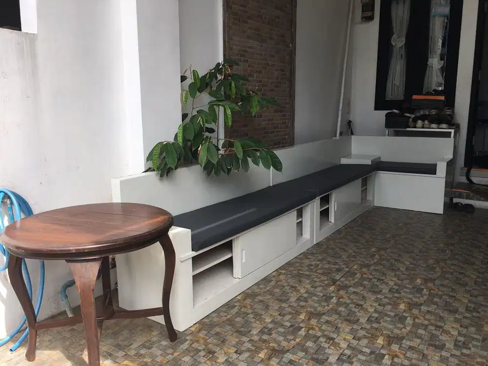 Sofa Outdoor dengan Rak Sepatu / Sendal