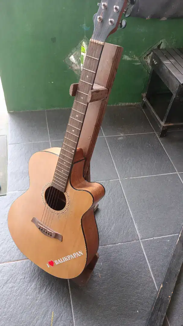 Gitar dan Standing Custom