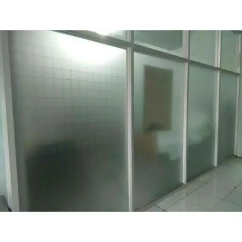 Ruangan kaca ygterkena panas uv pasang stiker sanblas dan kaca film