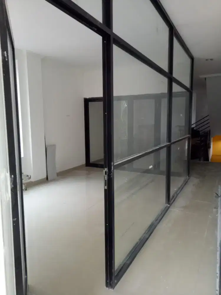 Partisi aluminium kaca