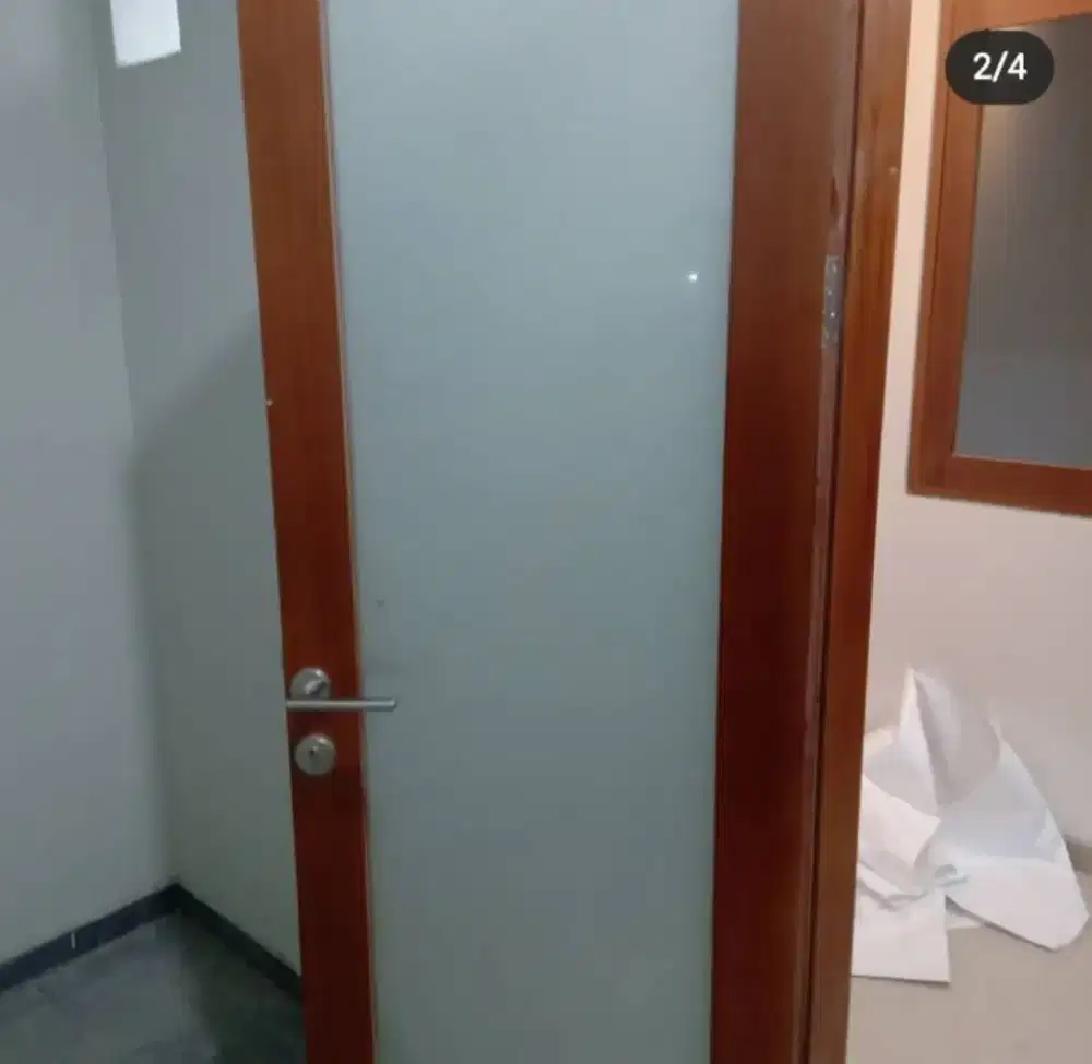 Kaca kamar mandi terlihat cantik dengn stiker sanblast motif&kaca film