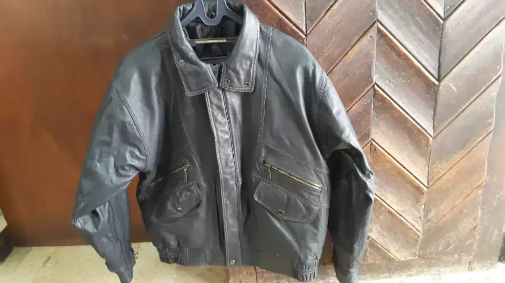 Jaket Kulit asli tebal ukuran L masih 100% gress