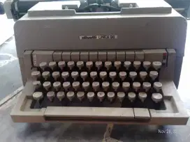 Mesin ketik Olivetti Linea 98