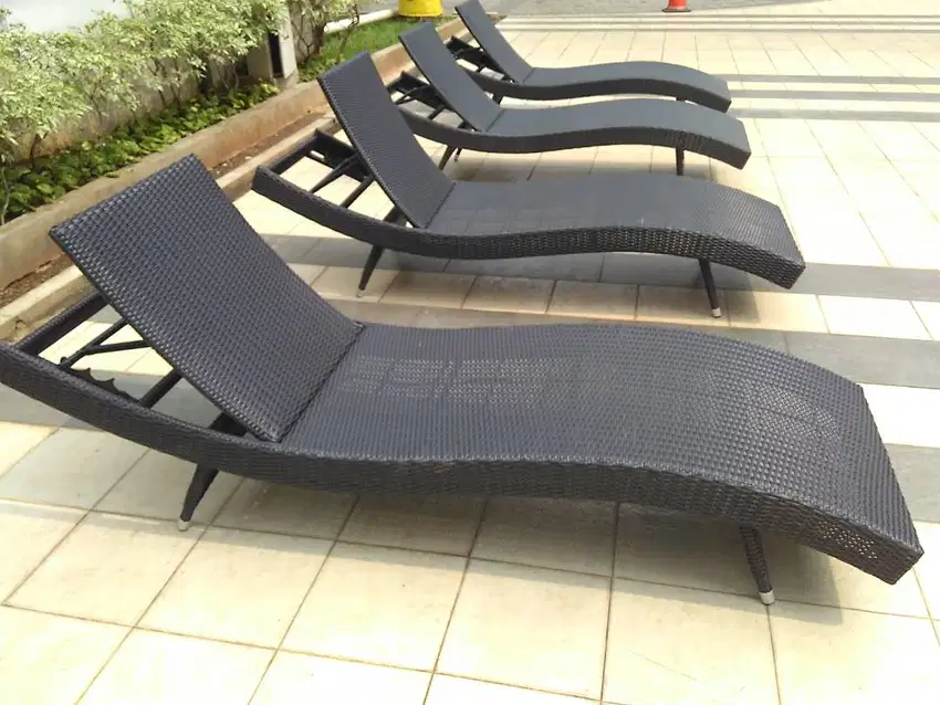 Kursi kolam / Lounger rotan sintetis BEKASI