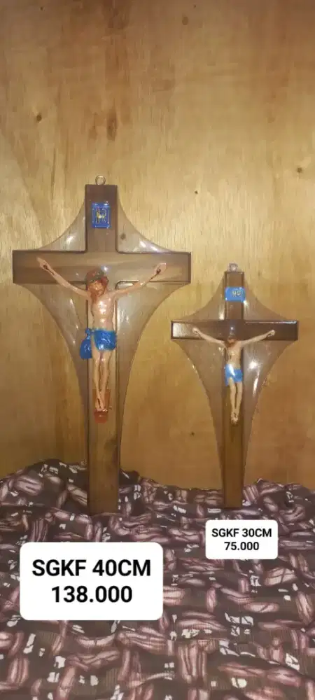 Salib Gantung Kayu Korpus Fiber Rohani Katolik Kode MKRSGKF
